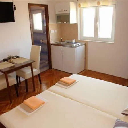 Maison d'hôtes And Ognjen - Family With Free Parking Betina (Sibenik-Knin)